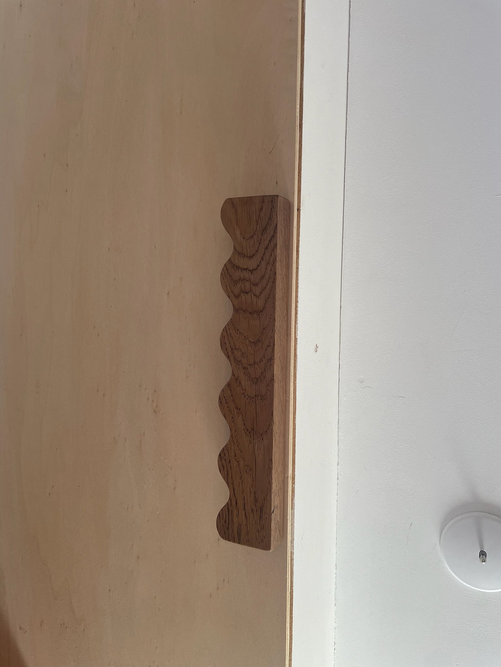Poignée ondulée en bois massif | Sur-mesure