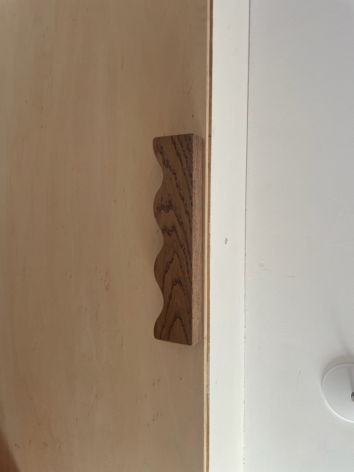 Poignée ondulée en bois massif | Sur-mesure
