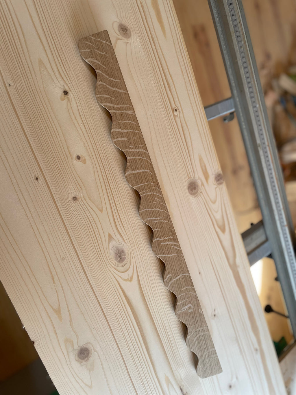 Poignée ondulée en bois massif | Sur-mesure