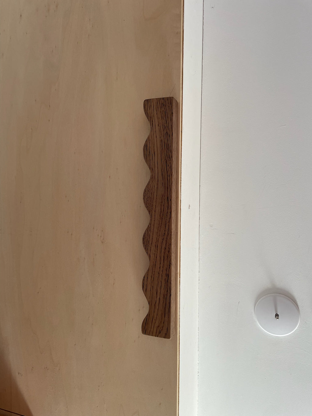 Poignée ondulée en bois massif | Sur-mesure